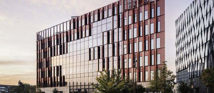 Die rote Speira Aluminiumfassade der Danish School of Media and Journalism.